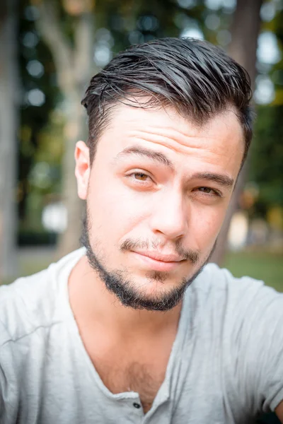 Close up retrato de youg homem elegante — Fotografia de Stock