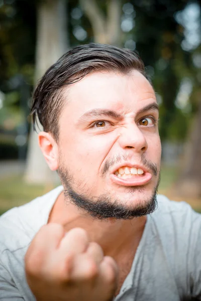 Primer plano retrato de youg hombre con estilo — Foto de Stock