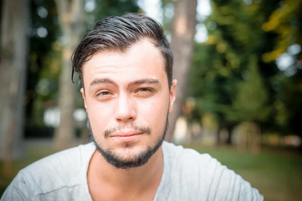 Primer plano retrato de youg hombre con estilo —  Fotos de Stock