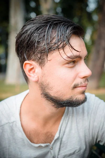 Primer plano retrato de youg hombre con estilo —  Fotos de Stock