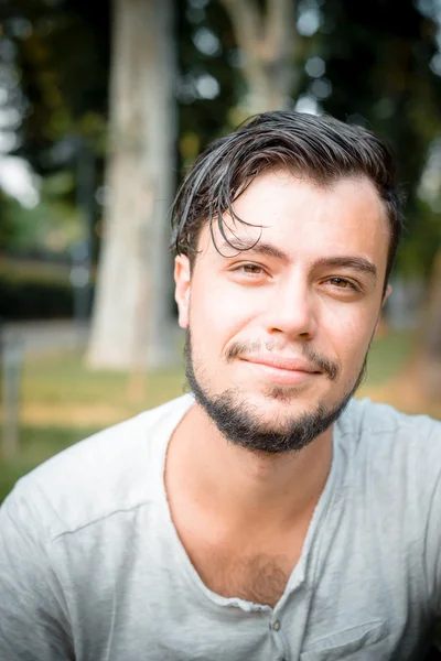 Primer plano retrato de youg hombre con estilo —  Fotos de Stock