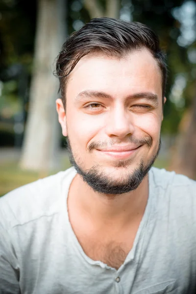 Primer plano retrato de youg hombre con estilo —  Fotos de Stock