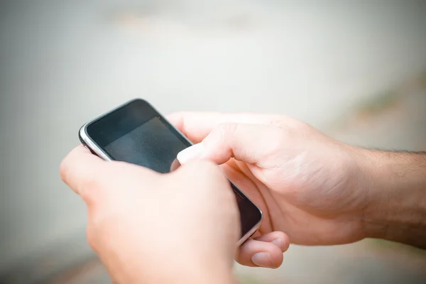 Mano con smartphone — Foto de Stock