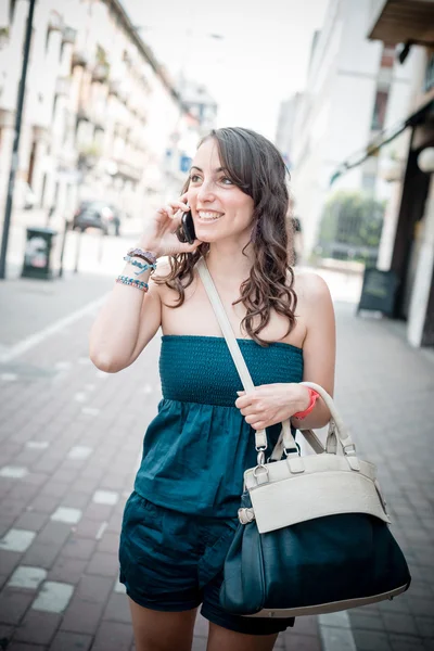 Hermosa mujer en el teléfono — Foto de Stock