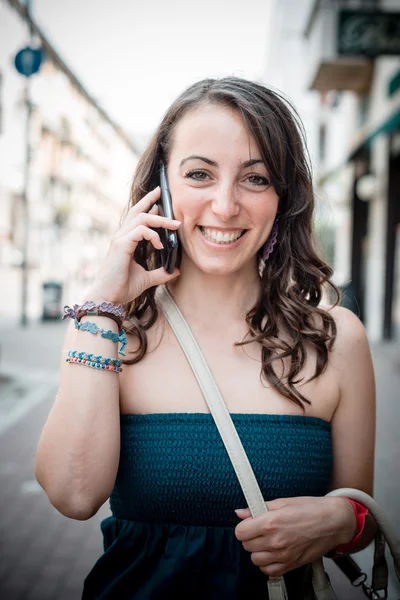 Mooie vrouw aan de telefoon — Stockfoto