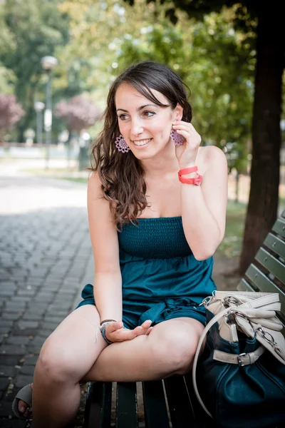 Belle femme assise sur le banc — Photo