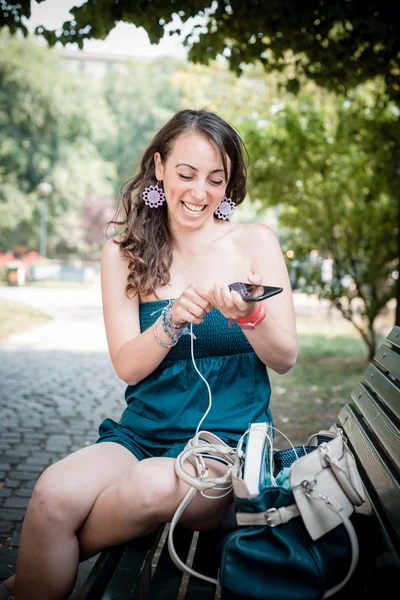 Mooie vrouw die naar muziek luistert — Stockfoto