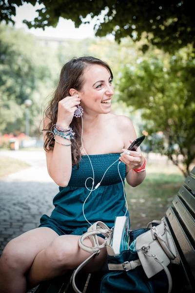 Krásná žena poslouchající hudbu — Stock fotografie