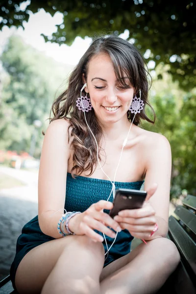 Mooie vrouw die naar muziek luistert — Stockfoto