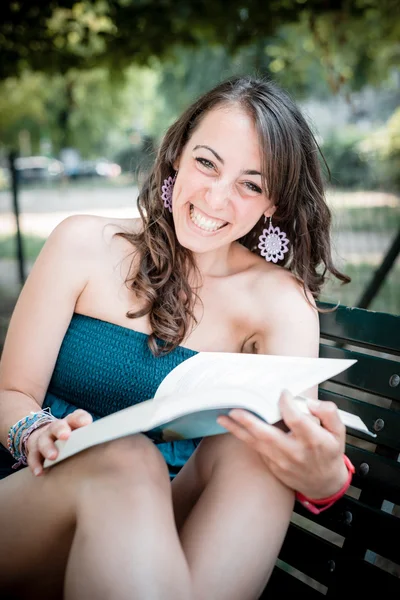 Hermosa mujer leyendo libro —  Fotos de Stock