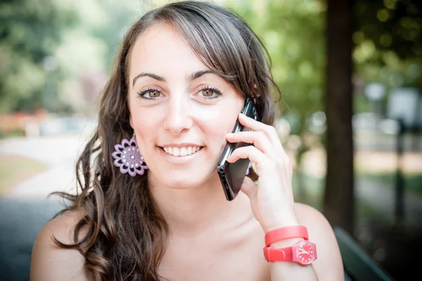 Hermosa mujer en el teléfono — Foto de Stock