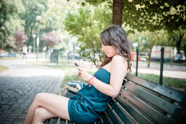 Telefonda güzel bir kadın var. — Stok fotoğraf