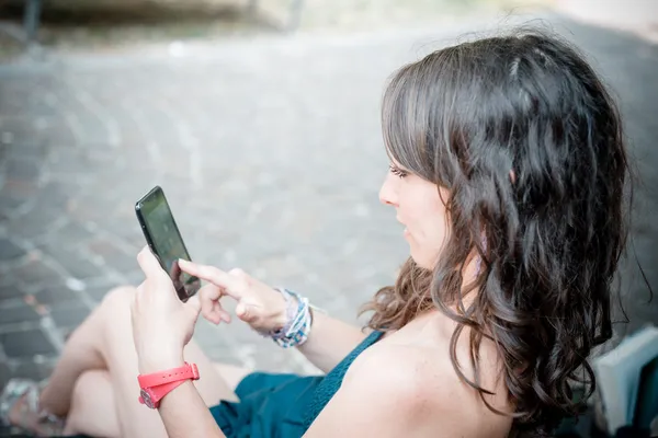 Mooie vrouw aan de telefoon — Stockfoto