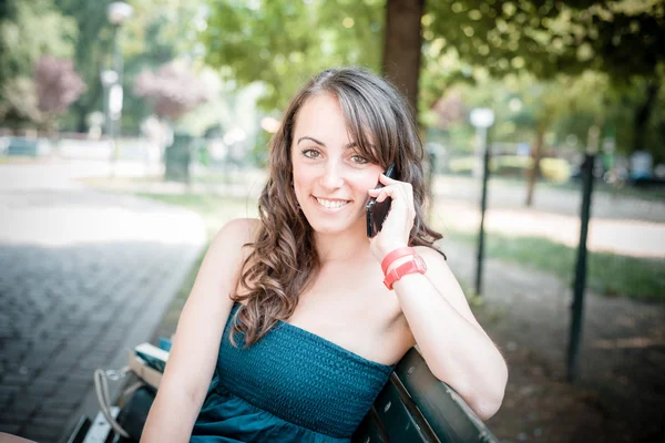 Mooie vrouw aan de telefoon — Stockfoto