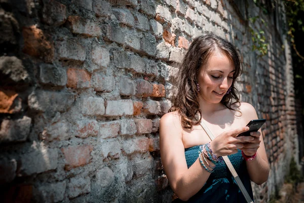 Mooie vrouw aan de telefoon — Stockfoto