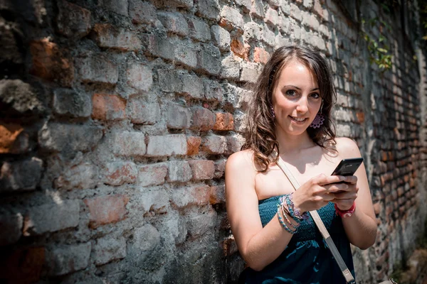 Hermosa mujer en el teléfono — Foto de Stock