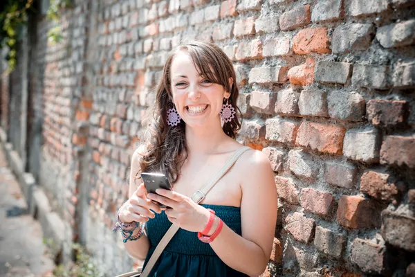 Mooie vrouw aan de telefoon — Stockfoto