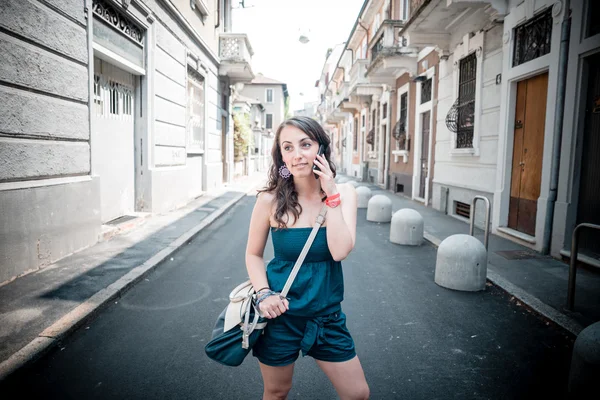 Hermosa mujer en el teléfono — Foto de Stock