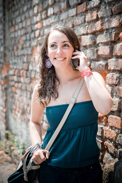 Mooie vrouw aan de telefoon — Stockfoto