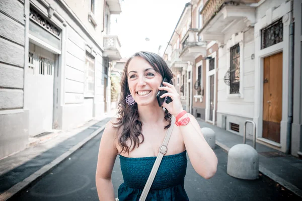 Mooie vrouw aan de telefoon — Stockfoto