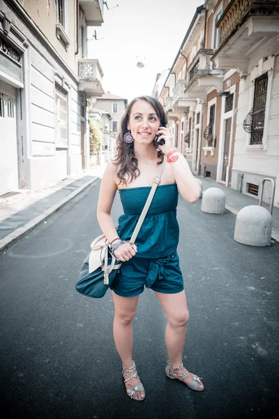 Vacker kvinna på telefonen — Stockfoto