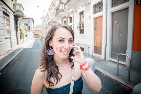 Vacker kvinna på telefonen — Stockfoto