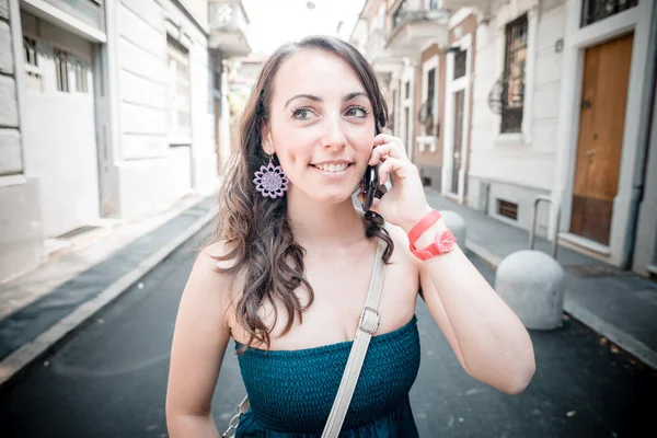 Mooie vrouw aan de telefoon — Stockfoto