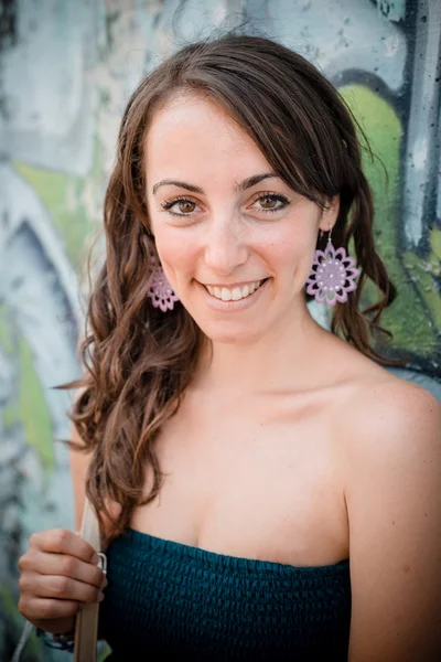 Beautiful woman in the city — Stock Photo, Image