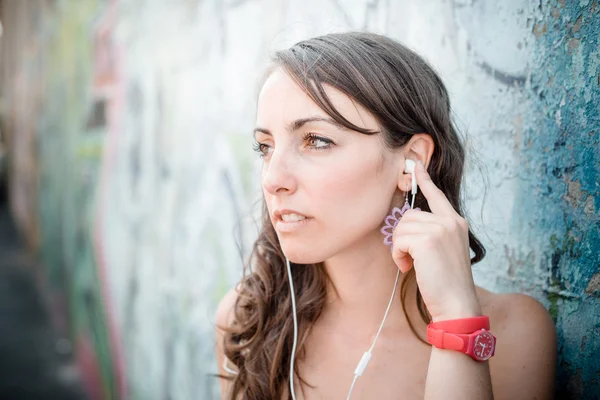 Schöne Frau hört Musik — Stockfoto