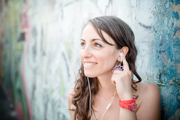 Hermosa mujer escuchando música —  Fotos de Stock