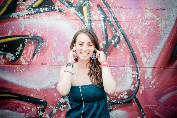 Mulher bonita ouvindo música — Fotografia de Stock