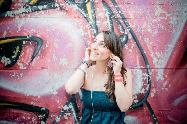 Hermosa mujer escuchando música —  Fotos de Stock