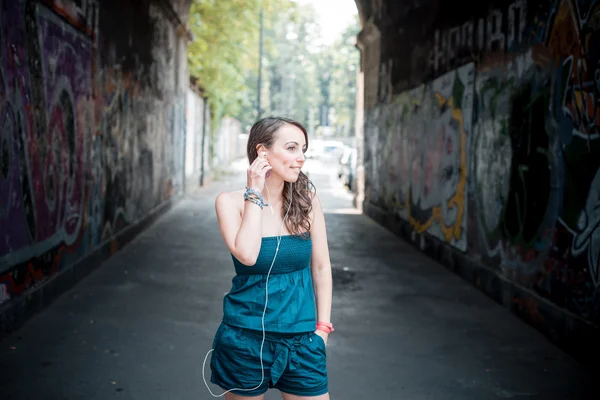 Mulher bonita ouvindo música — Fotografia de Stock