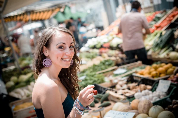 Hermosa mujer en el mercado — Foto de Stock