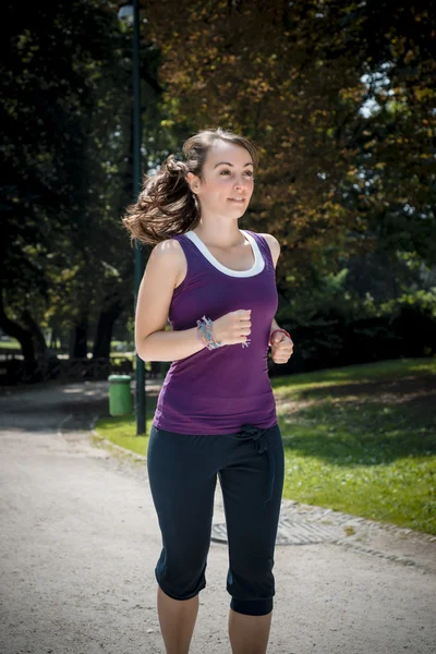 Hermosa mujer fitness corriendo — Foto de Stock