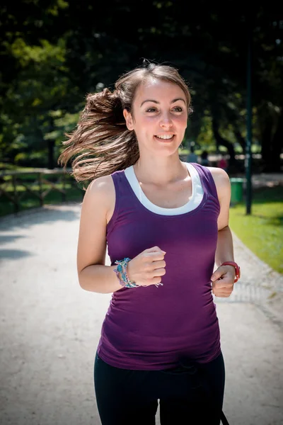 Hermosa mujer fitness corriendo — Foto de Stock