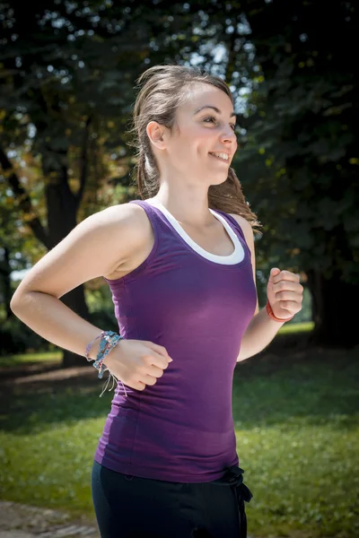 Hermosa mujer fitness corriendo —  Fotos de Stock