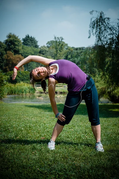 Vacker kvinna fitness kör — Stockfoto