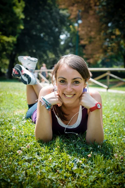 Hermosa mujer afuera escuchando música — Foto de Stock