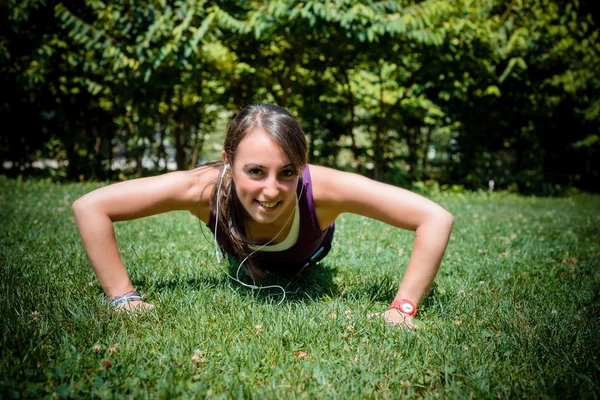 Hermosa mujer fitness corriendo — Foto de Stock