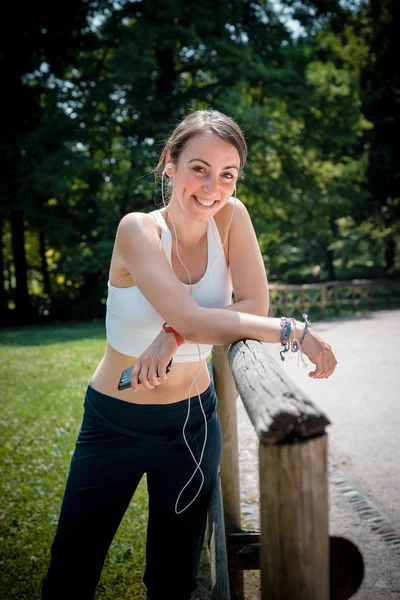 Schöne Frau draußen Musik hören — Stockfoto