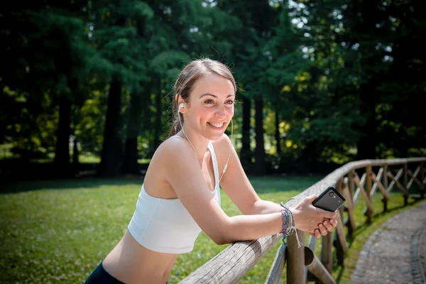 Belle femme à l'extérieur à écouter de la musique — Photo