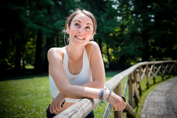 Beautiful woman outside listenning to music — Stock Photo, Image