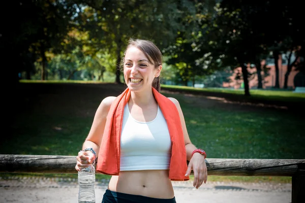 Krásná žena fitness relaxační po sportu — Stock fotografie