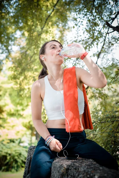 Beautiful woman fitness drinking water — Stock Photo, Image