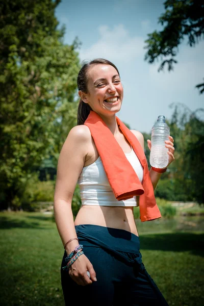 Güzel bir kadın fitness içme suyu — Stok fotoğraf