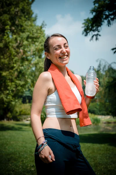 Schöne Frau Fitness Trinkwasser — Stockfoto