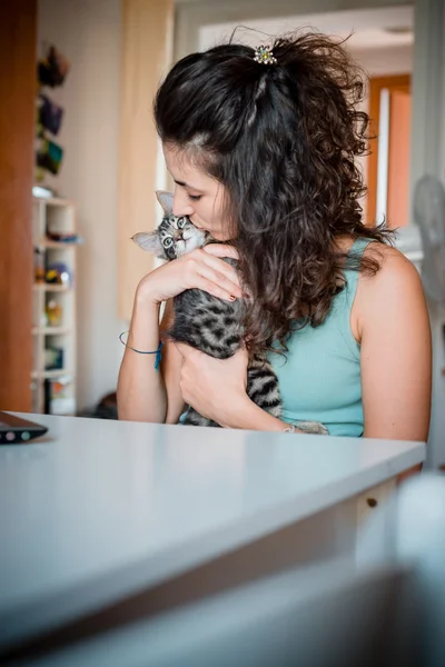 Vrouw knuffelen kat — Stockfoto