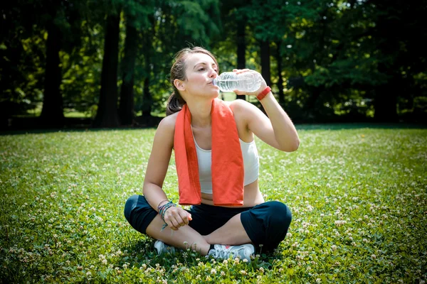 Bela mulher fitness água potável — Fotografia de Stock
