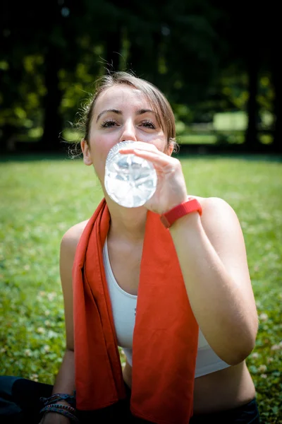 Beautiful woman fitness drinking water — Stock Photo, Image